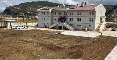 Hatay li Samanda lesi Jandarma Karakol Komutanl Karakol Binas, Nizamiye, 4 Aralk Garaj ve 2 Adet Kule naat ile Altyap ve evre Dzenlemesi i